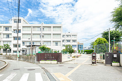 豊中市立第十三中学校 現地から640m～660m。(徒歩8分～9分。)