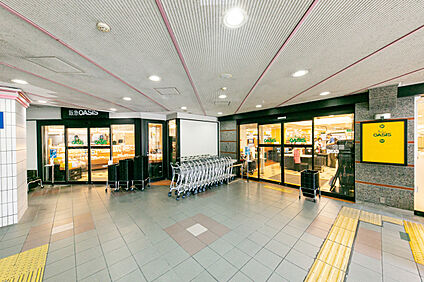 阪急オアシス 北千里店 現地から720m。(徒歩9分。)