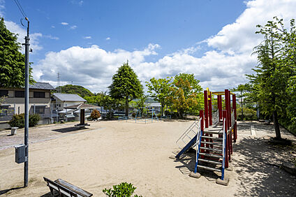 出坂山公園 現地から400m～620m。(徒歩5分～8分。)