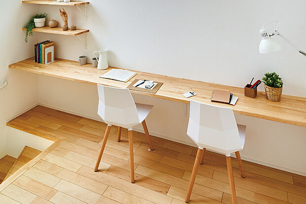 【MULTI SPACE】
階段の途中に家族が共有しやすいカウンター付きのマルチスペースを設けました。見上げれば開放感溢れる吹き抜けから爽やかな陽光が注ぎます。※号棟により採用状況が異なります。