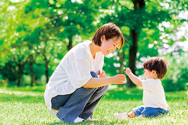 【広がりと明るさに恵まれるパークサイド】
遊具や芝生広場の他、夏には水遊びができるじゃぶじゃぶ池を有する「鷺高第5公園」が徒歩2分のパークサイド。四季折々の自然を暮らしの中に採り込めます。