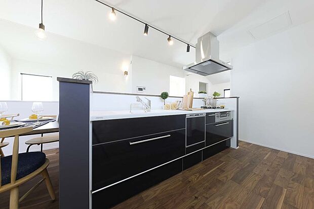 【【キッチン/トクラスBb】】こだわったのは「ベーシックにして上質」という、ものづくりの基本。余計な機能がなく、使い方を限定しない無駄をそぎ落としたシンプルなデザインです。油よごれ、熱に強く、お手入れも簡単です。