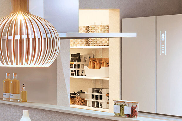 【【大型パントリー】】キッチンの脇にはたくさん買った食料や非常食などもしっかりしまえる大型パントリーを設置しました。調理器具などを収納して、キッチンまわりの整頓にも役立ちます。