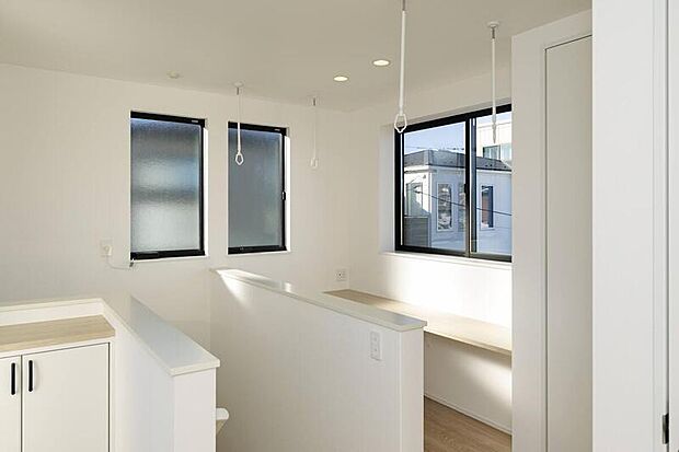 【【2階ランドリースペース】】室内干しできる物干を設置しました。乾燥で乾ききらなかった物も干せます。時間帯や天候、花粉やほこりも気にせずに干せるため便利です。