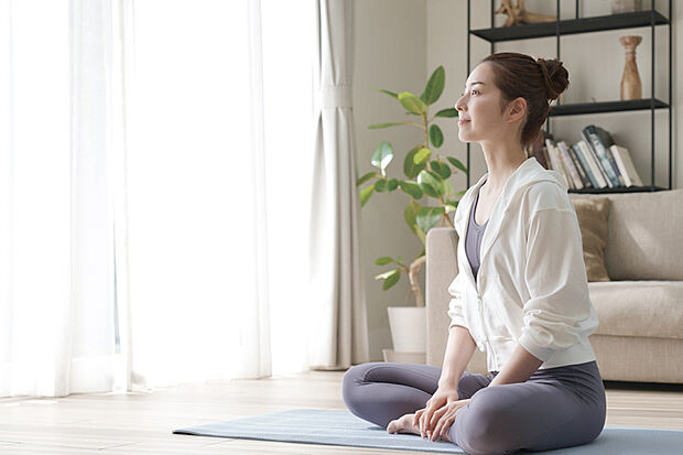 【【趣味のヨガも没頭できるフラットスペースのあるプラン】】LDKの一角にフラットにつながるスペース。リビングにいる家族の温もりを感じながら、幅広い用途に利用できます。※号棟により採用状況が異なります。