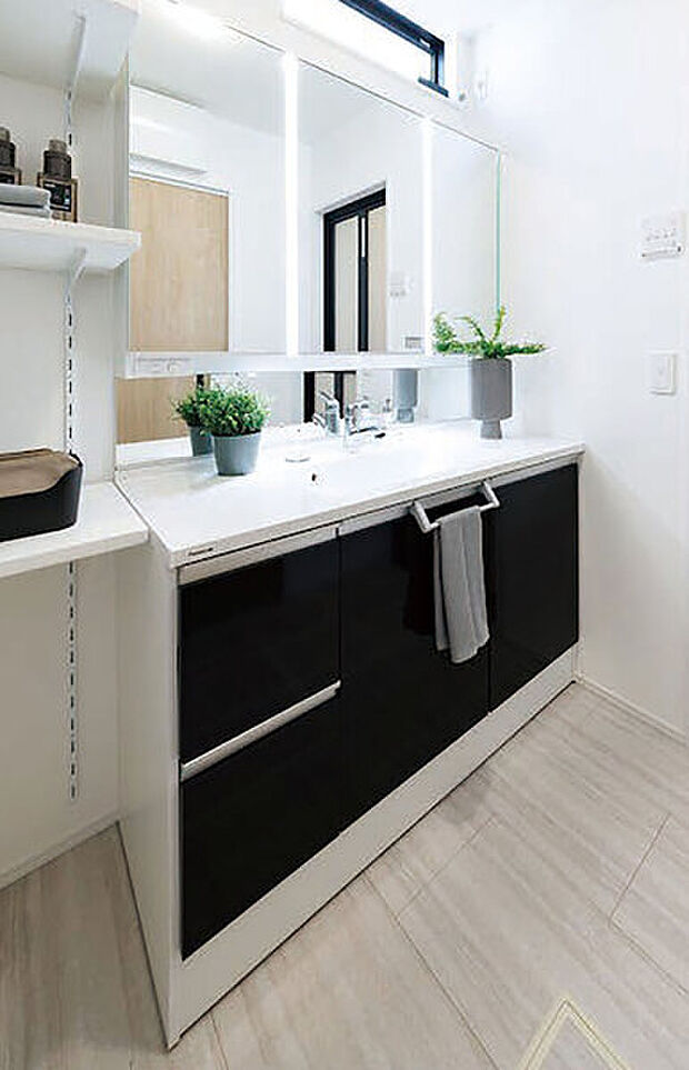 【【洗面化粧台/パナソニック シーライン】】繋ぎ目のないボウル一体型カウンターのためお掃除が簡単。お子様の目線の高さに設置したミラーや、たっぷり仕舞える三面鏡収納など家族みんなにうれしい機能が満載です。