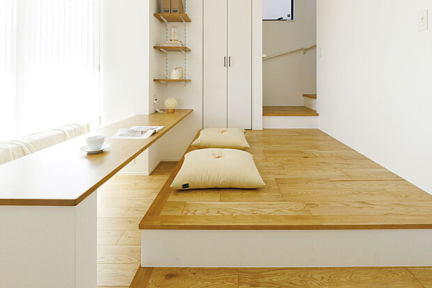 【【SKIP FLOOR】】家族とのコミュニケーションをとりながらも個室感覚で使用できる場所をリビングの一角に計画。足を伸ばせる堀机でリラックスしながら過ごせます。※号棟により採用状況が異なります。