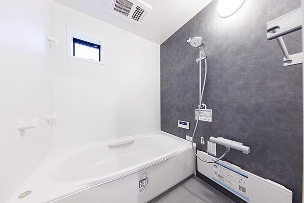 【【浴室/LIXIL AX】】トレンドを意識したスタイリッシュなシステムバスルームAX。マグネットミラーとマグネットシェルフを標準採用、簡単に取付け・取外し・丸洗いも。好きな位置にカスタマイズできます。