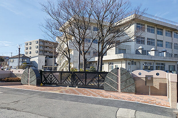 中尾小学校（現地より徒歩15分）