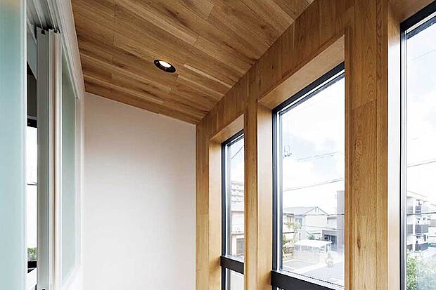 【【吹抜け】】光と風を住まい全体へ届ける吹抜けを設計しました。上下階にいる家族の気配をやさしく感じられ、コミュニケーションが自然と育まれます。※号棟により採用状況が異なります。