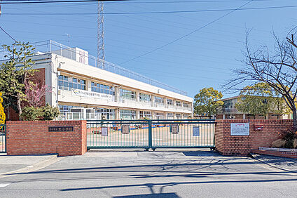 里小学校（現地より徒歩8分） 約620m