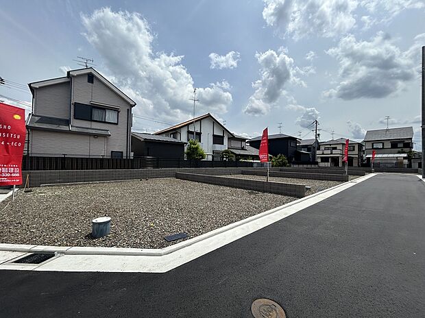 舗装された前面道路に面した整然とした更地が並び、平坦な整形地で建築計画が立てやすく、周辺は住宅地に包まれ生活利便にも恵まれます。