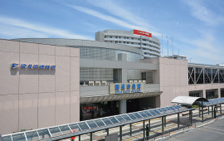 最寄り駅の和泉中央駅は、泉北高速鉄道の始発駅なので、忙しい朝の通勤・通学時間をゆったり過ごすことができます。また、商業施設の豊富な地域な為、利便性に富み、お買物や休日のお出かけもスムーズです。