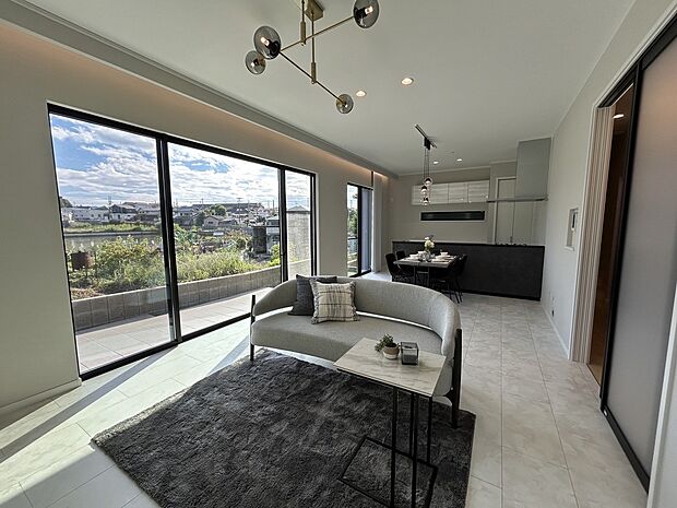 【4号地モデルハウス】リビングに隣接した、タイルデッキでBBQやプールを楽しめます♪