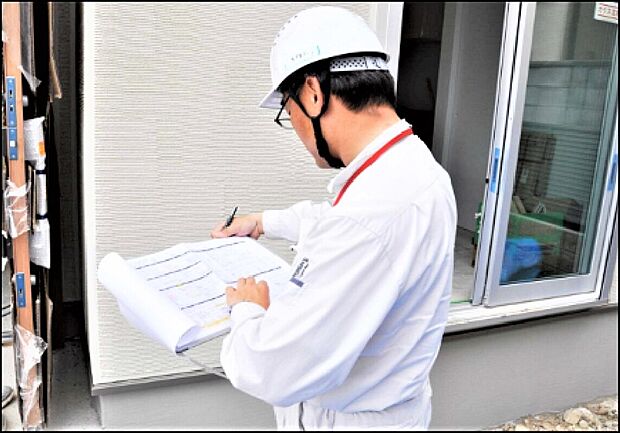 【安全をお約束する万全な検査体制】東昌建設では施工における品質管理に万全を期すため、建築工事の各過程で厳重な検査を行なっています。第3者機関の検査に加え、専門的な知識を持った現場監督・専任検査員による入念な検査は、配筋・基礎や上棟・防水・断熱・水道など、全16工程・200項目以上。妥協のない品質管理体制で、住まいの安全を確かなものにします。