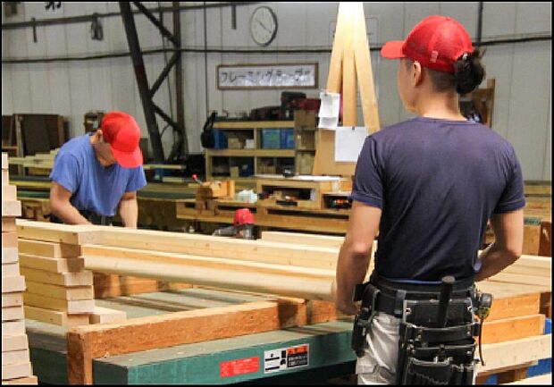 【ヒューマンチェックで一本一本適合品を選別！】厳選された建築用材の中から、割れやわずかな反りなどがある建材を人の目でさらにチェックし適合品と不適合品に分けます。本来、不適合品も建造用材として十分使用できますが、東昌建設ではあえて他の箇所で使用しています。