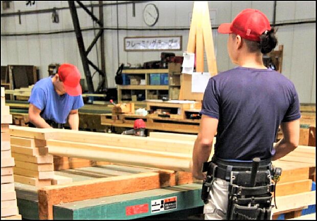 【ヒューマンチェックで一本一本適合品を選別!】厳選された建築用材の中から、割れやわずかな反りなどがある建材を人の目でさらにチェックし適合品と不適合品に分けます。本来、不適合品も建造用材として十分使用できますが、東昌建設ではあえて他の箇所で使用しています。