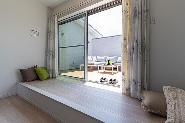 【プライベートテラス/選べる3つのアウトドアスタイル】
2Fに高い壁を設けたテラスを採用したプラン。外部からの視線も気にすることなくアウトドアライフを堪能していただけます。