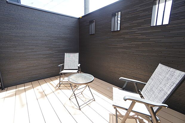 【ガーブ/選べる3つのアウトドアスタイル】
建物と壁で箱型に囲まれた半屋外空間♪周りの目を気にせず、ご家族だけのプライベート空間でアウトドアの時間を楽しめます。