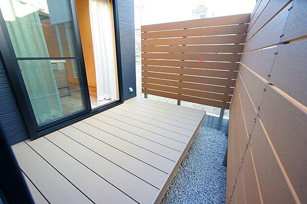 【ウッドデッキ/施工事例】
リビングからひと続きのウッドデッキを設けることも。お友達を招いてのBBQやお子様とのプール遊び、ガーデニングなども楽しめます。