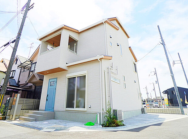 【外観/施工事例】白い外壁に、淡いブルーの玄関ドアが目を惹くナチュラルモダンな印象の外観。ルーフテラスでは、大空の下、気軽にアウトドア気分を楽しめます♪