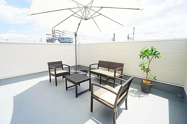 【ルーフテラス/施工事例】眺望が良くプライバシー性も高いルーフテラス♪ウッドデッキやシェードを使って、非日常感を演出することも◎ライフスタイルの幅が広がりそうです。