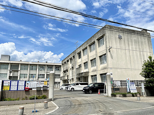 木津川市立木津小学校（約500m）