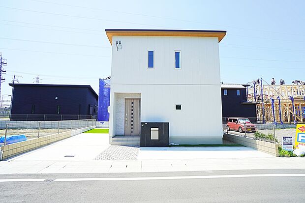 【【施工事例】~MCUBE仕様~】庭とリビングがつながる、開放感のある家。ホワイトの外壁が明るく爽やかな印象です。LDKは19帖超のゆとりある空間◎リビングの一角に設けられたデスクカウンターや約3.0帖の書斎は、多用途に活用可能!