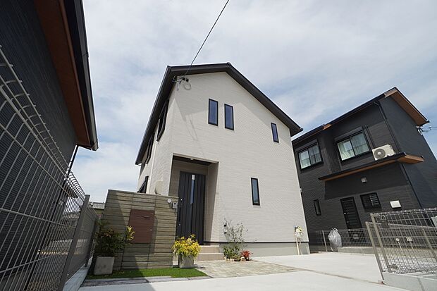 【【施工事例】　～テラススペース仕様～】LDKと繋がるテラス空間のある住まい。家族の目線がある中でお子様が遊べるようになっています。ファミリークローゼットやリモコンニッチなど暮らしやすさにも配慮◎