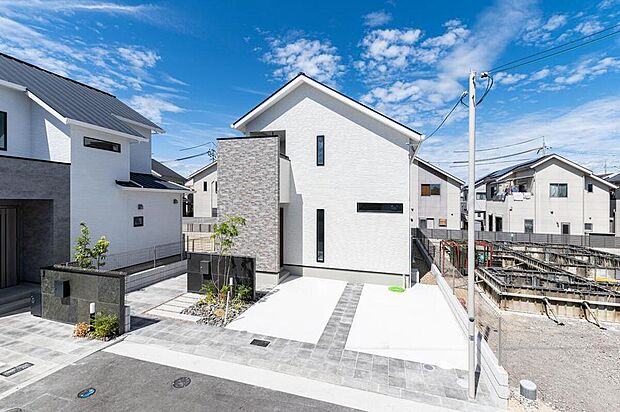 【【外観/施工事例】】玄関スペースやバルコニーを目隠し壁で見えにくく◎窓の位置にも工夫を凝らし、プライバシー性を高めました。広々とした駐車スペースは、お子様の遊び場としても使えます。