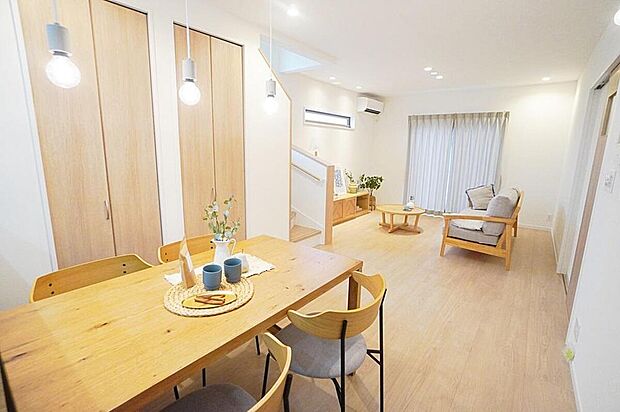 【【LDK/施工事例】】対面式キッチンからリビング・ダイニングが見渡せます。2ヶ所の物入は、掃除機や、書類、小物などを収納でき、すっきりとした住空間が叶います。