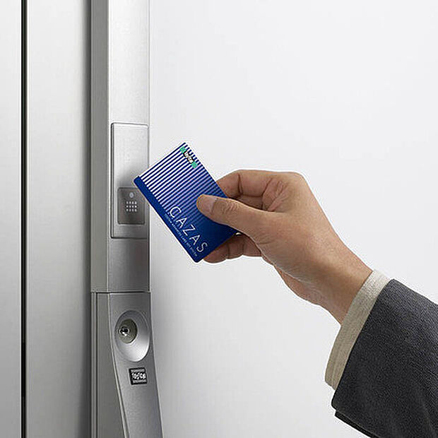 【ＣＡＺＡＳシステム　カードキー】自動施錠システムＣＡＺＡＳ、ボタンを押してカードをかざすだけで施錠ができます。
オートロック機能もあり多方面からしっかり防犯。万が一カードキーを紛失しても、再登録で紛失分を無効化できます。