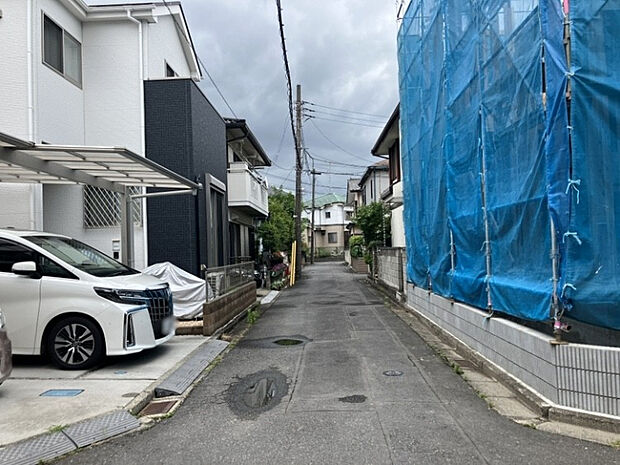 車通りも比較的少なく、落ち着いた雰囲気の前面道路です！　