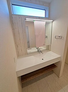 3面鏡仕様の洗面台です！鏡の裏には、歯ブラシ等を収納できるス