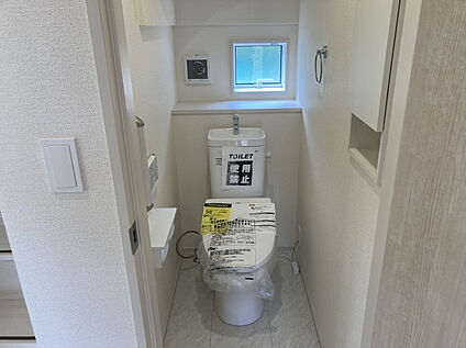 【トイレ/1号棟】窓付きで明るく快適なトイレです♪
