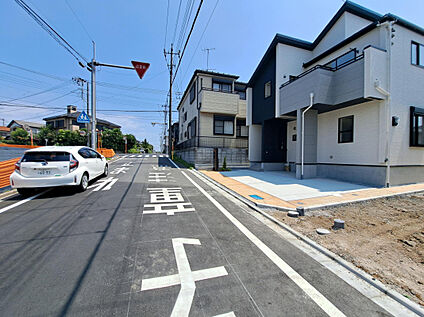 【街並み】車の出し入れもスムーズに行えます♪