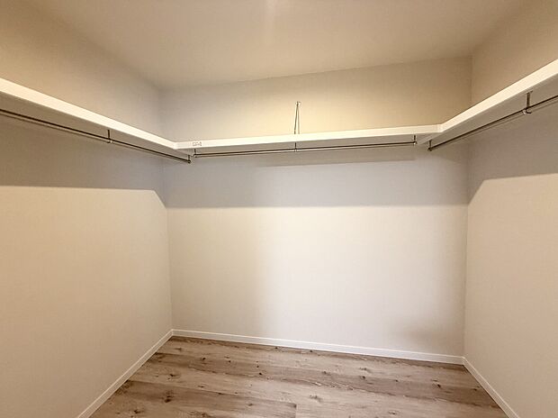 暮らしのなかで実感する使いやすさ☆家族の成長で増える荷物もスマート収納!お洋服だけでなく、ゴルフバッグやアウトドア道具など、幅広い収納が可能です☆