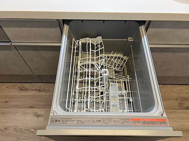 家事の負担を減らしてくれる嬉しい食洗器☆家族の時間や趣味の時間を大切にでき、節水効果もあり乾燥までしてくれるから終わった後すぐ食器棚に収納できます。手の乾燥防止にも期待できます♪