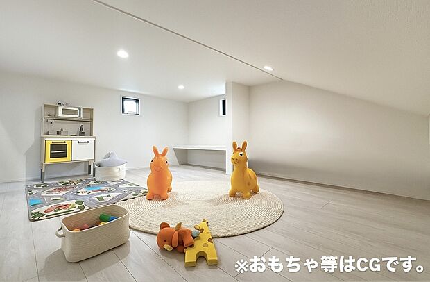 屋根裏大収納庫なのにフローリング仕様☆照明、採光窓やカウンター完備なので、収納だけでなく、リモートワークスペースとして、また、お子さまの遊び場としてもご利用いただけます！