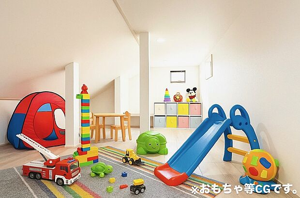 【屋根大収納庫】屋根裏大収納庫なのにフローリング仕様☆照明、採光窓やカウンター完備なので、収納だけでなく、リモートワークスペースとして、また、お子さまの遊び場としてもご利用いただけます!