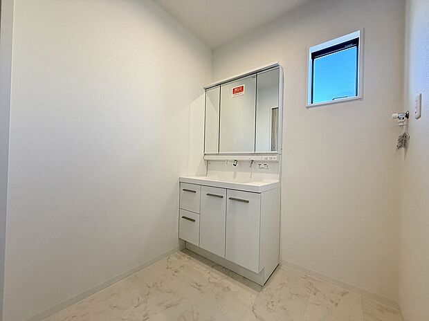 【洗面室】三面鏡と台下に収納があり洗面周りが散らからず、ドライヤーやスキンケア用品、美容家電などたっぷりと収納でき便利☆上部まで、継ぎ目のない一体型。拭き掃除の手間がかからず、いつも清潔に保てます!