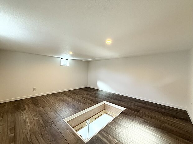 【屋根裏大収納庫】屋根裏大収納庫なのにフローリング仕様☆照明、採光窓やカウンター完備なので、収納だけでなく、リモートワークスペースとして、また、お子さまの遊び場としてもご利用いただけます。