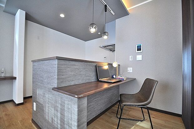 キッチンカウンター
家事をしながらリビング全体を見渡せる対面キッチン。お子さまの学習や会話を自然に見守れる、上質で心地よい空間です。