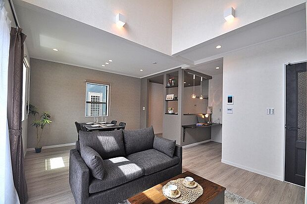 (D号棟)LDKは17.2帖の広さを確保。リビング上部には約4mの天井高の吹抜けを設け開放感ある明るい空間になっております。