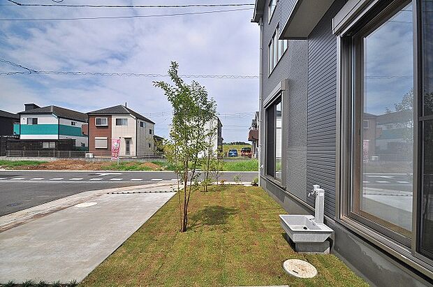 (G号棟)南庭で陽当り良好な空間です。