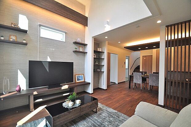 LDKは18.7帖の広さを確保。リビング上部には約4mの天井高の吹抜けを設け開放感ある明るい空間になっております。