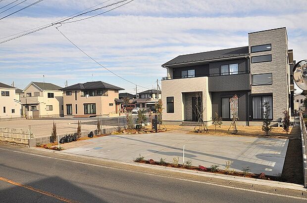 南向きの明るい前面道路に面した建物。お庭でガーデニングや家庭菜園などにもご利用いただけます。駐車3台分の駐車スペースで車の出し入れも安心。すっきり整った外観が、暮らしやすさを感じさせます。