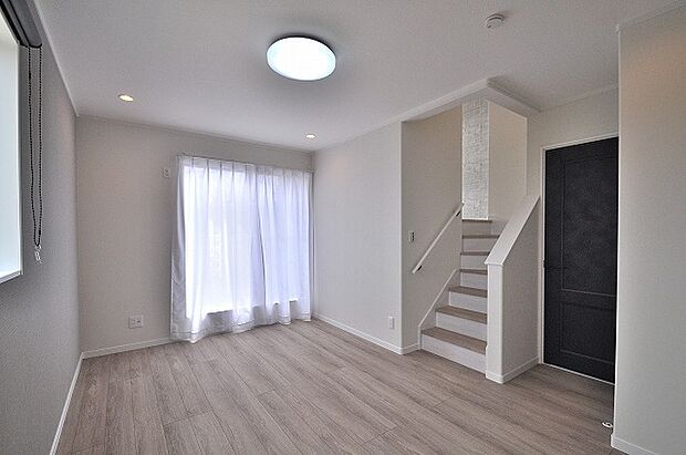 【D号棟 2F主寝室】2F主寝室8.1帖
2面採光で大きいベッドを置いても余裕があります。固定階段のロフト付きです。