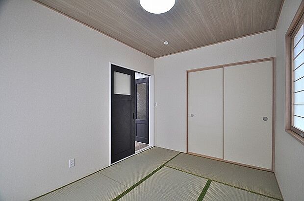 【D号棟　1F和室】リビングと段差のない和室は、お子様が安全に遊べるキッズスペースとして最適。将来は寝室としても使え、家族の成長に合わせて多用途に活用できる柔軟な空間です。