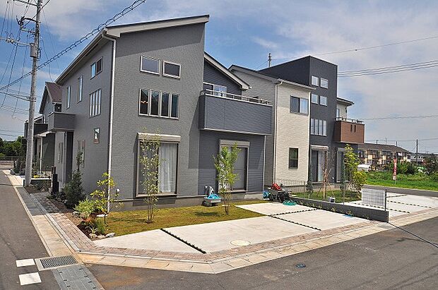 【G号棟 現地外観予想図】南西角地の土地52坪確保しています。お庭でガーデニングや家庭菜園などにもご利用いただけます。駐車スペースは2台分あるので、来客時や家族の車が増えても安心です。